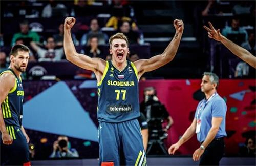 小李手内有 小李手内有